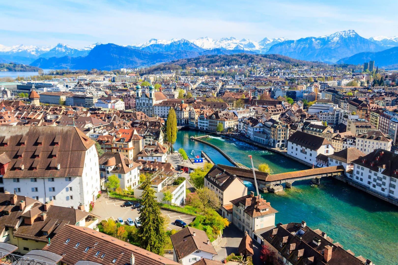 iStock-1401151300 Blick auf die Reuss und die Altstadt der Stadt Luzern, Schweiz. Ansicht von oben