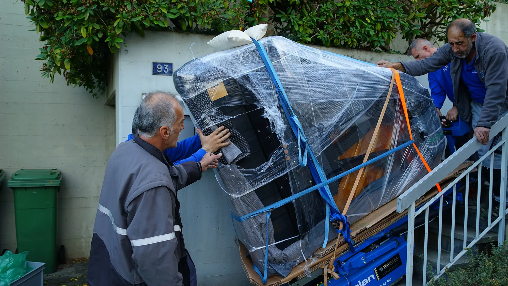 Sicherer Klaviertransport mit Verpackung und Hebehilfe durch ein professionelles Umzugsteam