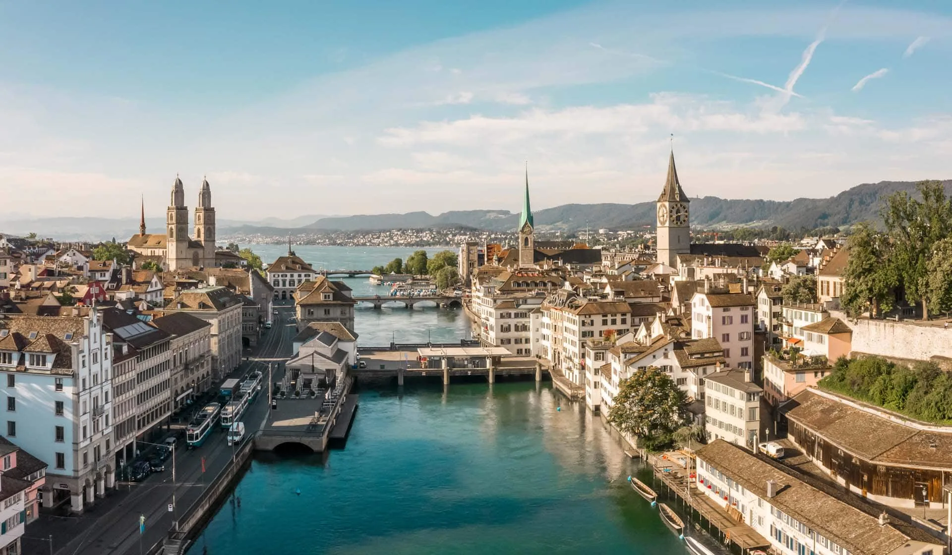 Schöner Blick auf die Limmat und das Grossmünster aus der Vogelperspektive