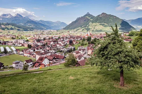 iStock-1248300695 Die Stadt Schwyz und der Vierwaldstättersee im Frühling