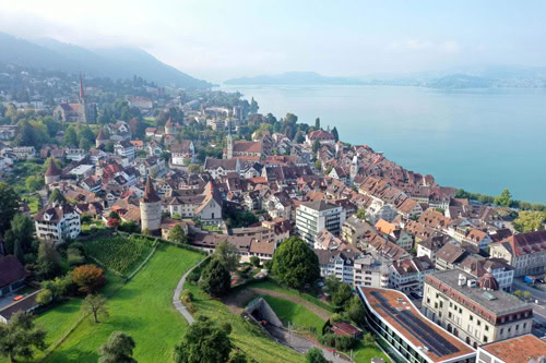 Panoramablick auf die mittelalterliche Altstadt und den wunderschönen Zugersee. Das Weitwinkelbild wurde in der Sommersaison aufgenommen