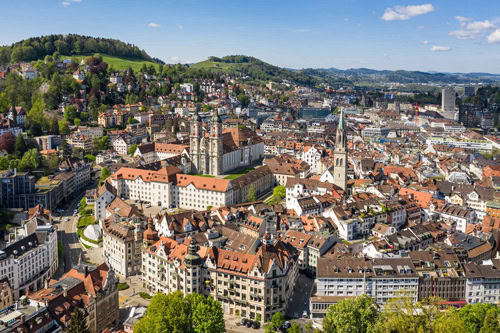 Atemberaubender Blick auf die Altstadt von St. Gallen mit ihrem berühmten Kloster und der katholischen Kathedrale in der Schweiz