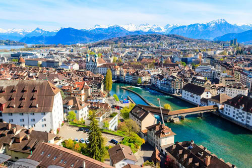 Blick auf die Reuss und die Altstadt der Stadt Luzern, Schweiz. Ansicht von oben