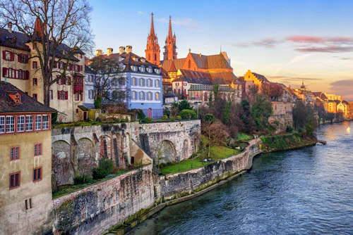 Altstadt von Basel mit dem roten Münster aus Sandstein am Rhein, Schweiz